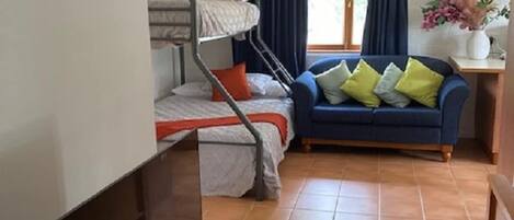 2 habitaciones, tabla de planchar con plancha, wifi y ropa de cama