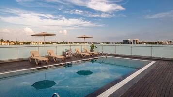 Una piscina al aire libre