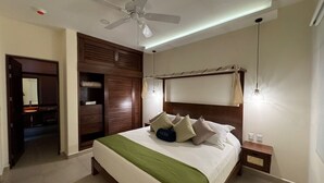 Ein Schlafzimmer mit einem Bett, einem Deckenventilator, einem Nachttisch, einer Wandleuchte und einem Holzschrank.