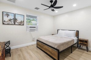 Room - Beautiful Ocean Ridge Home - Steps to Beach - Turf Yard, Putting Green & Grill (Boynton Beach)