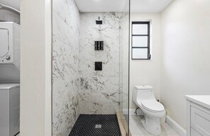 Bathroom - Beautiful Ocean Ridge Home - Steps to Beach - Turf Yard, Putting Green & Grill (Boynton Beach)