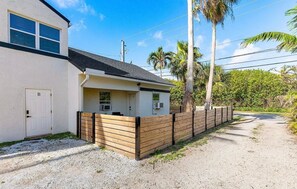 Exterior - Beautiful Ocean Ridge Home - Steps to Beach - Turf Yard, Putting Green & Grill (Boynton Beach)