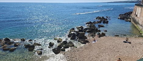 NĂ€ra stranden och vit sandstrand