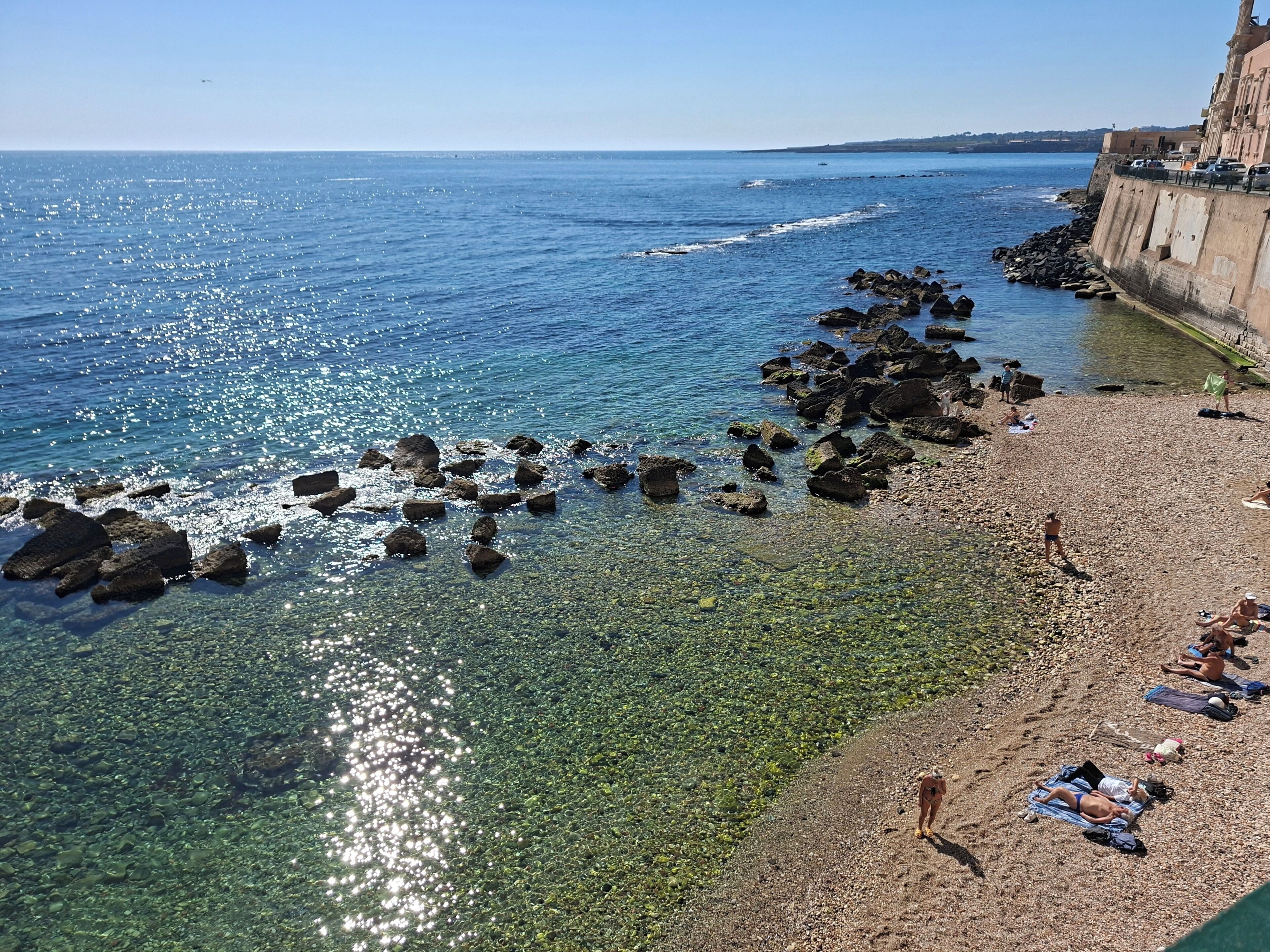 Ubicación cercana a la playa y arena blanca