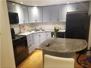 Private kitchen - Spacious condo in the Downtown Toronto entertainment district (Toronto)