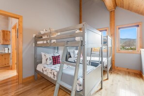 4 Schlafzimmer, Reisekinderbett, kostenloses WLAN, Bettwäsche