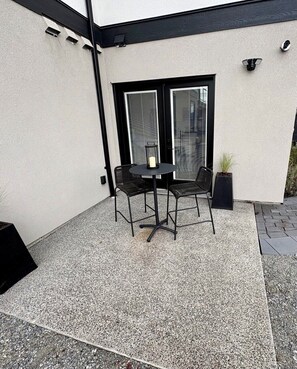 Outdoor dining - 2 Bedroom Guest Suite in Kelowna (Kelowna)