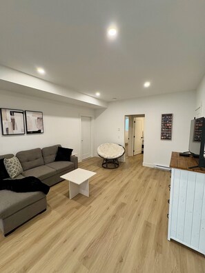 Living area - 2 Bedroom Guest Suite in Kelowna (Kelowna)