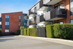 Exterior - Penrose 2BR Gem with Parking and Air-con (Auckland Central)