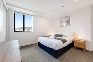 2 bedrooms, iron/ironing board, WiFi, bed sheets - Penrose 2BR Gem with Parking and Air-con (Auckland Central)