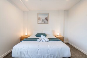 2 bedrooms, iron/ironing board, WiFi, bed sheets - Penrose 2BR Gem with Parking and Air-con (Auckland Central)