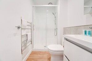 Hair dryer, towels - Penrose 2BR Gem with Parking and Air-con (Auckland Central)