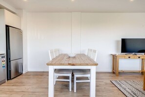 Dining - Penrose 2BR Gem with Parking and Air-con (Auckland Central)