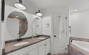 Hair dryer, towels, soap, shampoo - "Hidden Legacy" Lakefront 5-bed/4 Bunk/4.5 Baths w/ private dock on Norris Lake! (LaFollette)