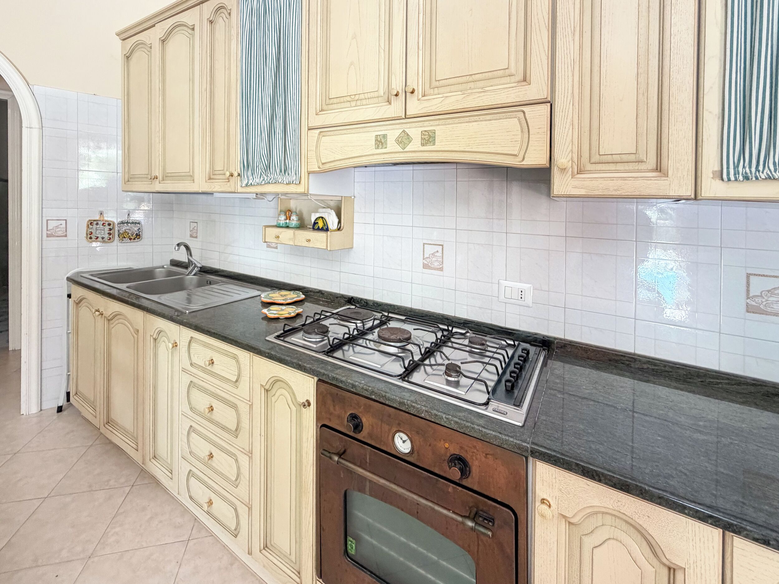 Casa panorámica, vistas a la ciudad | Cocina privada | Frigorífico, microondas, horno y placa de cocina