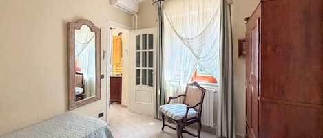 Panoramic House, City View | Blackout drapes, iron/ironing board, free WiFi