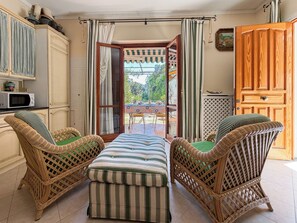Casa panorâmica, vista para a cidade | Área de estar | TV de tela plana 32 polegadas com canais digitais