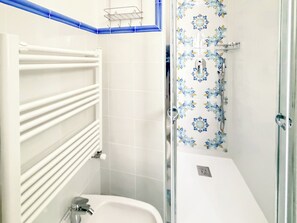 Casa panorâmica, vista para a cidade | Banheiro | Chuveiro, produtos de toalete grátis, secador de cabelo 