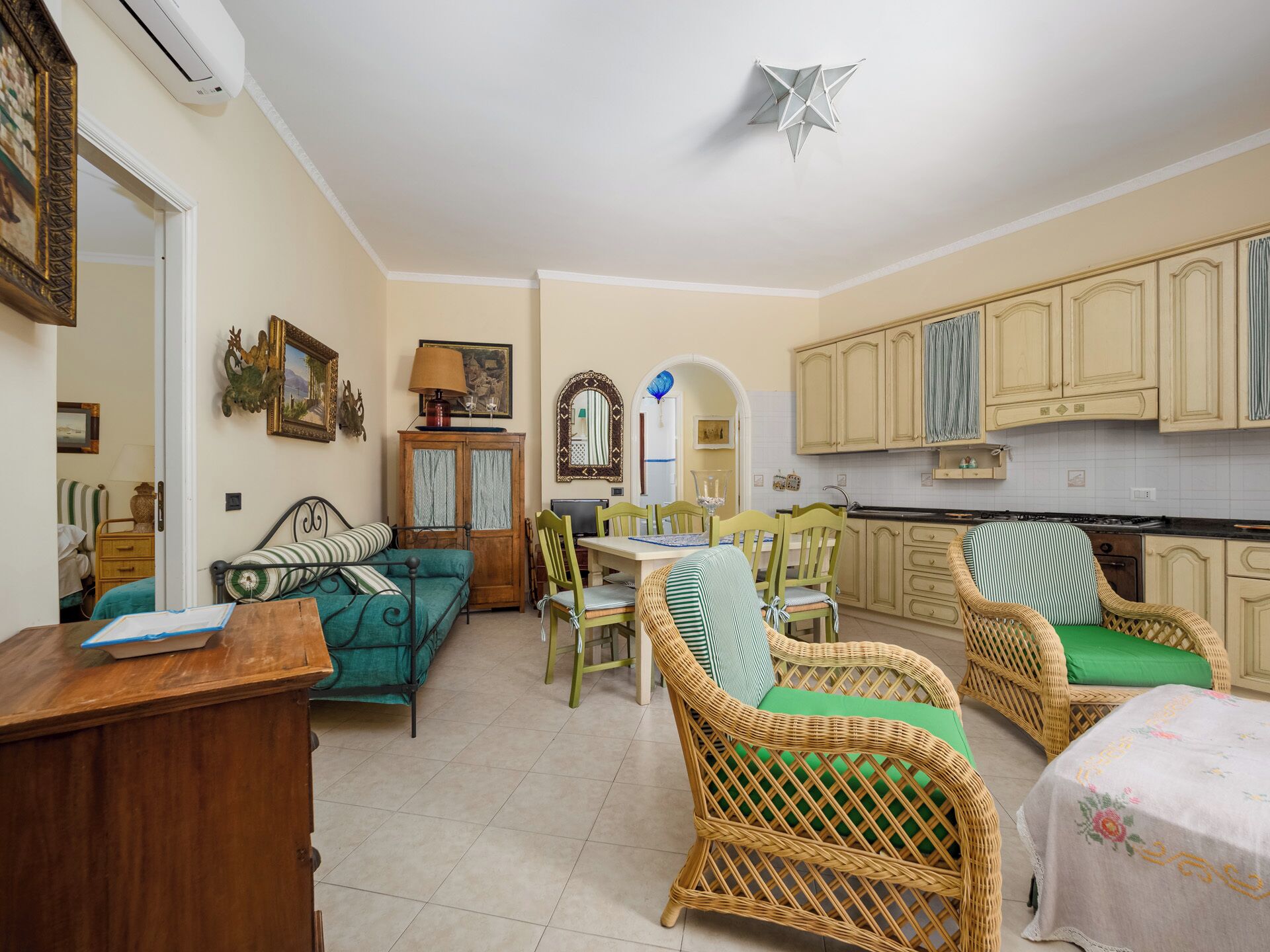 Casa panorâmica, vista para a cidade | Área de estar | TV de tela plana 32 polegadas com canais digitais