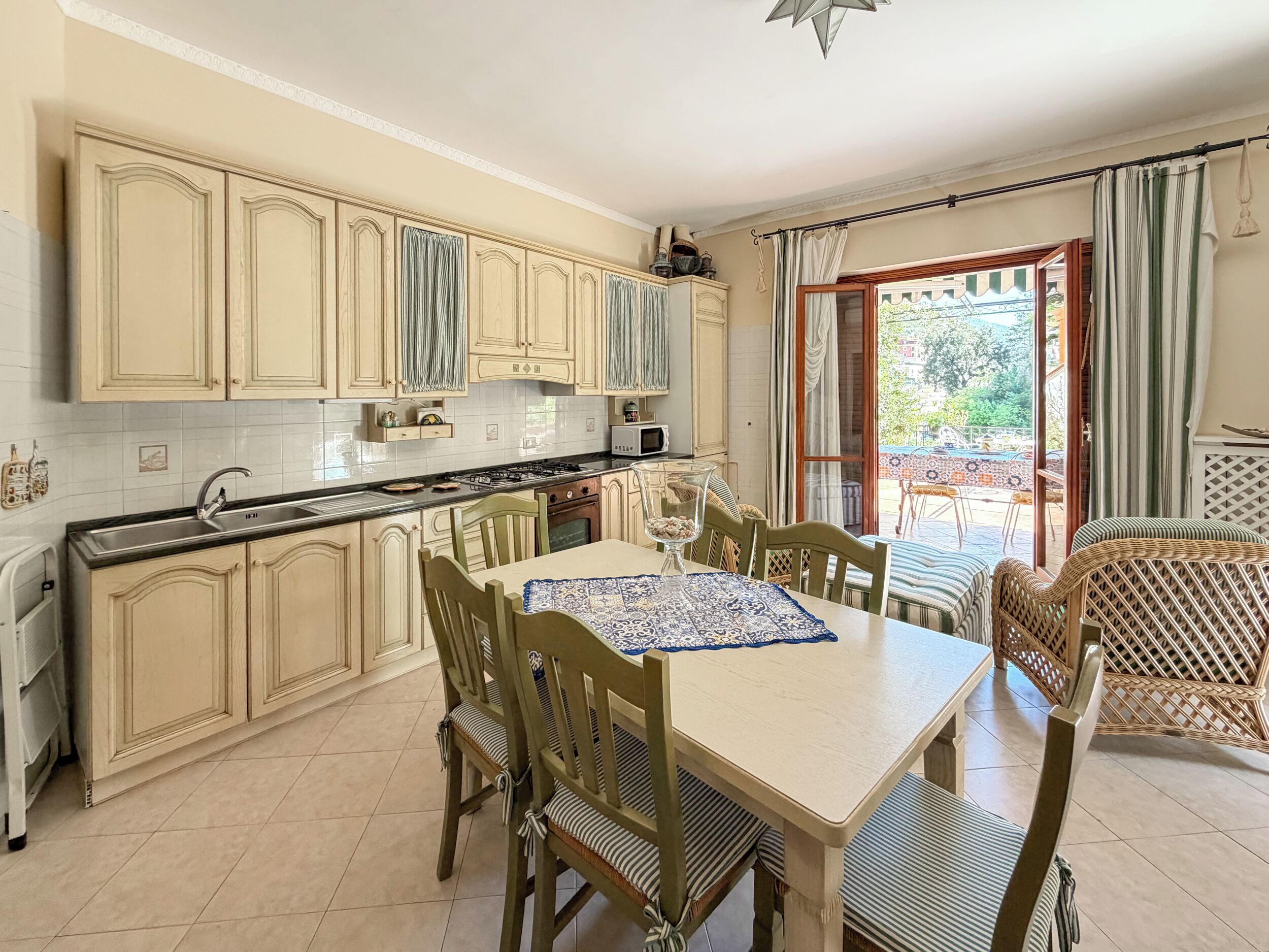 Panoramic House, City View | Private kitchen | Fridge, microwave, oven, stovetop