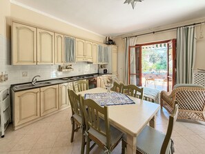 Panorama huis, uitzicht op stad | Privékeuken | Een koelkast, een magnetron, een oven, een kookplaat