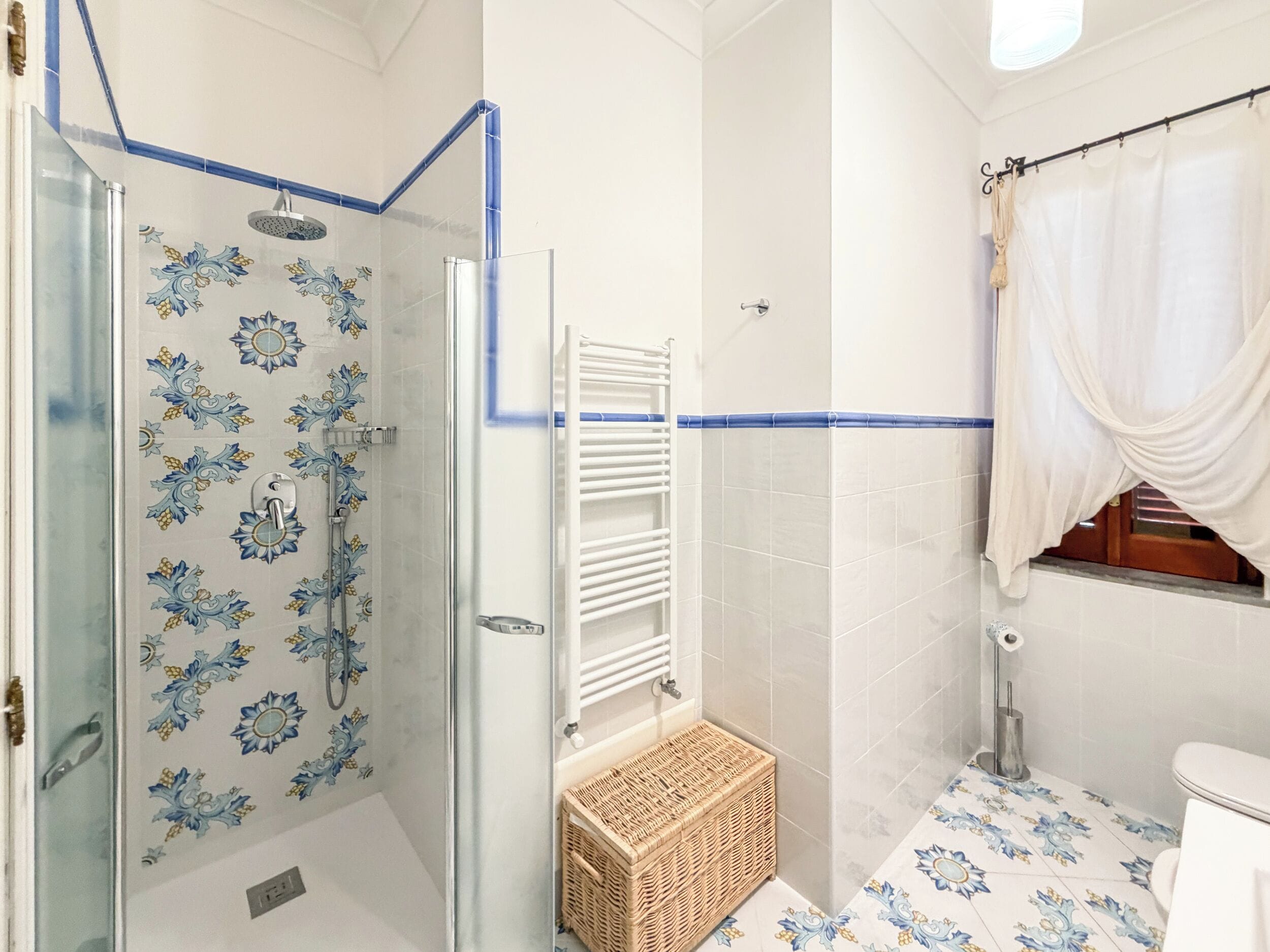 Hus Panoramic - utsikt mot staden | Badrum | Dusch, gratis toalettartiklar, hårtork och handdukar