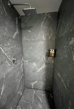 Haartrockner, Handtücher, Toilettenpapier