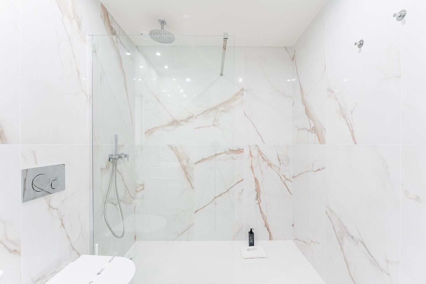 Douche, séchoir à cheveux, serviettes fournies