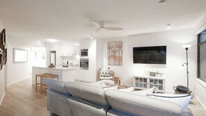 Smart TV, books, stereo - Coral Sea Tranquility・Ocean Front Apartment ・Yorkeys Knob Beach (Yorkeys Knob)