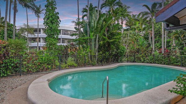 Outdoor pool - Coral Sea Tranquility・Ocean Front Apartment ・Yorkeys Knob Beach (Yorkeys Knob)