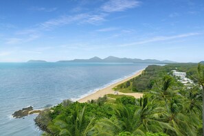 Sun-loungers, beach towels - Coral Sea Tranquility・Ocean Front Apartment ・Yorkeys Knob Beach (Yorkeys Knob)