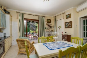 Un comedor con una mesa, sillas y vistas al exterior.