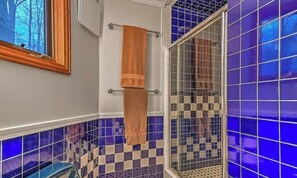 Bathroom - Family-Friendly Lakefront Home – 3 Bedrooms, Amazing Lake Views (Gray)