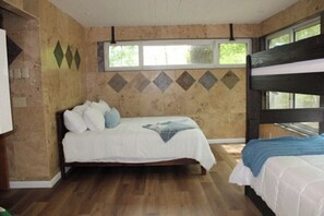 Room - Family-Friendly Lakefront Home – 3 Bedrooms, Amazing Lake Views (Gray)