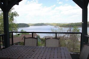 Outdoor dining - Family-Friendly Lakefront Home – 3 Bedrooms, Amazing Lake Views (Gray)