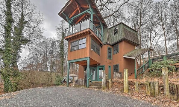 Exterior - Family-Friendly Lakefront Home – 3 Bedrooms, Amazing Lake Views (Gray)