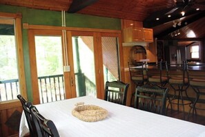 Dining - Family-Friendly Lakefront Home – 3 Bedrooms, Amazing Lake Views (Gray)