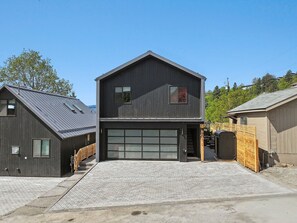 Exterior - Casa Flamingo - Basecamp for Gorge Adventures (Cook)