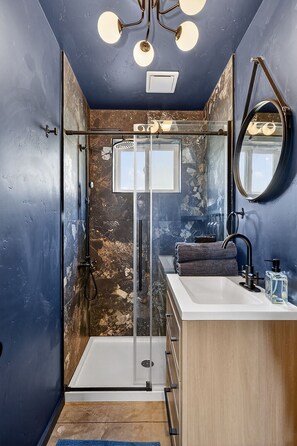 Bathroom - Casa Flamingo - Basecamp for Gorge Adventures (Cook)