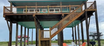 Beautiful Canal front Cabin, Golf Cart Ride to Beach, 2 miles New Rollover Pier 