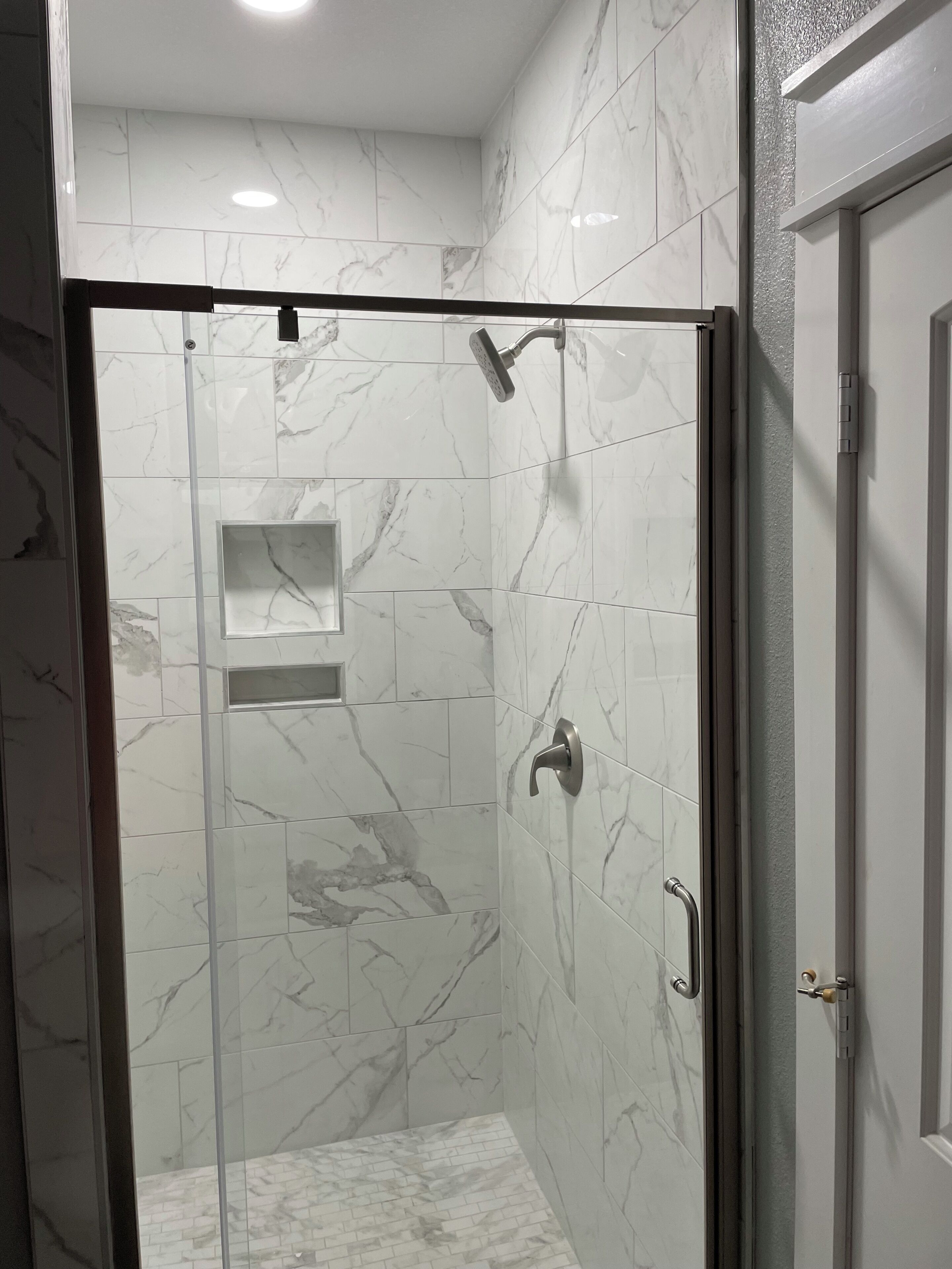 Douche, sèche-cheveux, serviettes fournies, savon