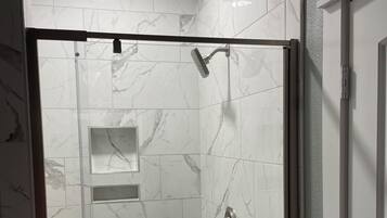 Douche, sèche-cheveux, serviettes fournies, savon