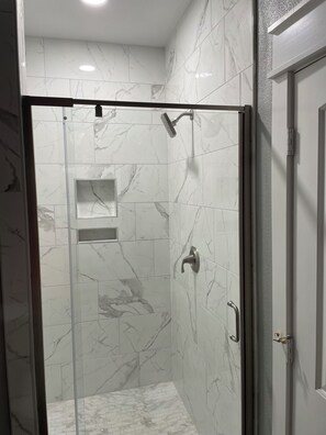Dusche, Haartrockner, Handtücher, Seife
