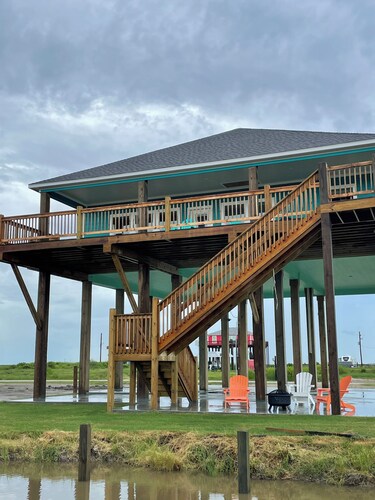 Lovely 3-bedroom cabin with AC in Bolivar Peninsula