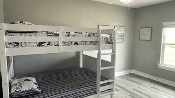 3 bedrooms, iron/ironing board, WiFi, bed sheets