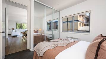 3 bedrooms, desk, iron/ironing board, travel cot