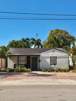 Exterior - Modern 2 Bedroom Home in the Heart of Downtown Oakland Park (Oakland Park)
