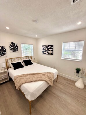 Room - Modern 2 Bedroom Home in the Heart of Downtown Oakland Park (Oakland Park)