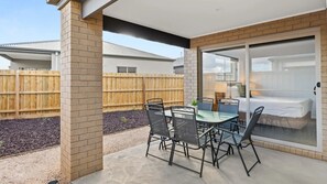 Outdoor dining - Kindred House - a quiet residential area (Rockbank)