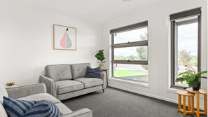 Smart TV - Kindred House - a quiet residential area (Rockbank)